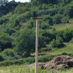 Poteau perchoir fixé dans le sol © LPO Auvergne