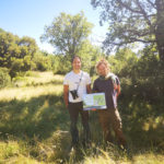 Remise du panneau de reconnaissance DTDA au GAEC des Albarons par Rémi l'animateur de la LPO locale @ LPO Hérault