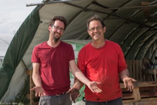 Eric Belle et Emile Gros, associés dans le GAEC Champ De main © F.Teillet