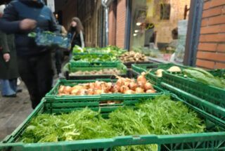 Distribution de paniers de légumes de la ferme de Jonathan, au café citoyen de Lille ©LPO Hauts de France